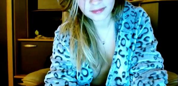  Hot sexydea fingering herself on live webcam